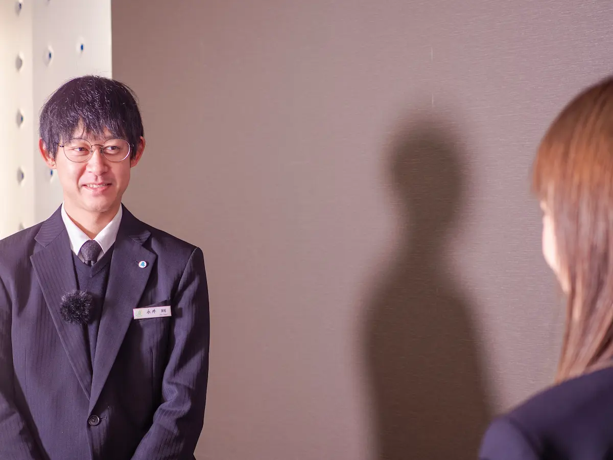 スタッフと談笑する永井さん
