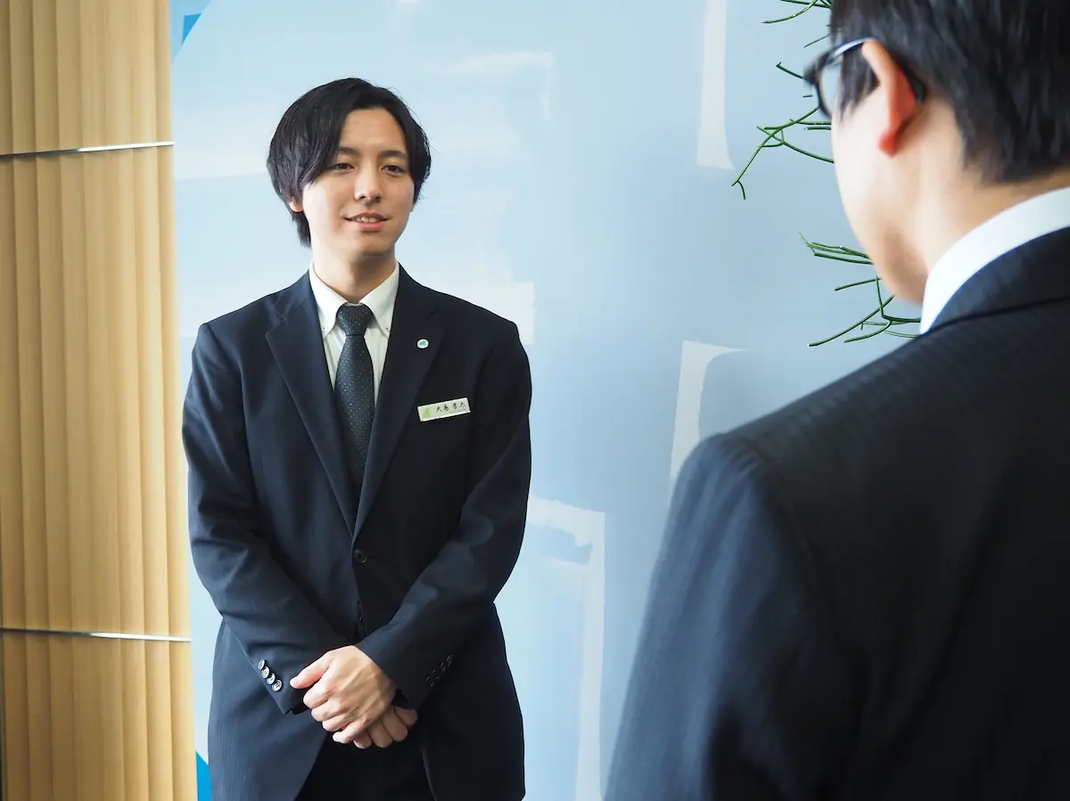 上司と会話する大島さん