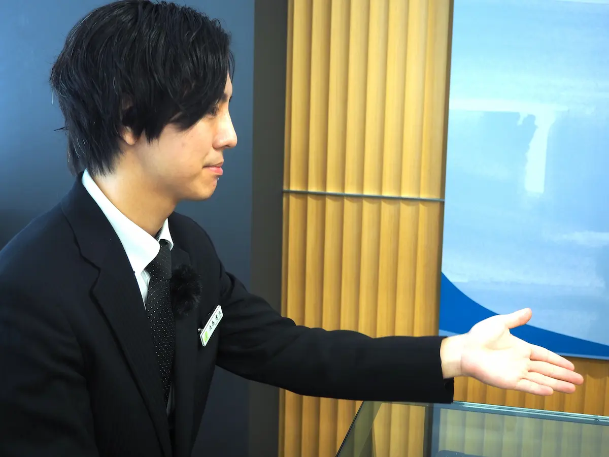 葬儀の説明をする大島さん