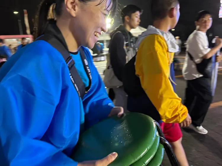 むらもと祭りで椅子を運ぶ斎藤美佐子さん
