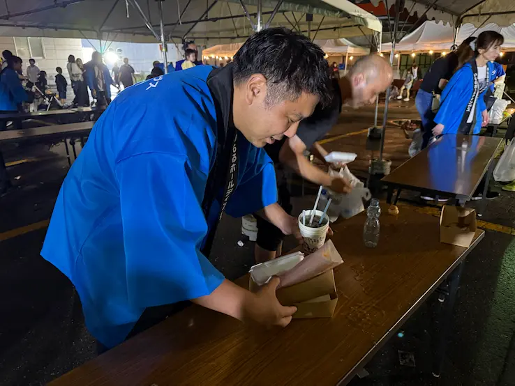 後片付けをする竹本社長