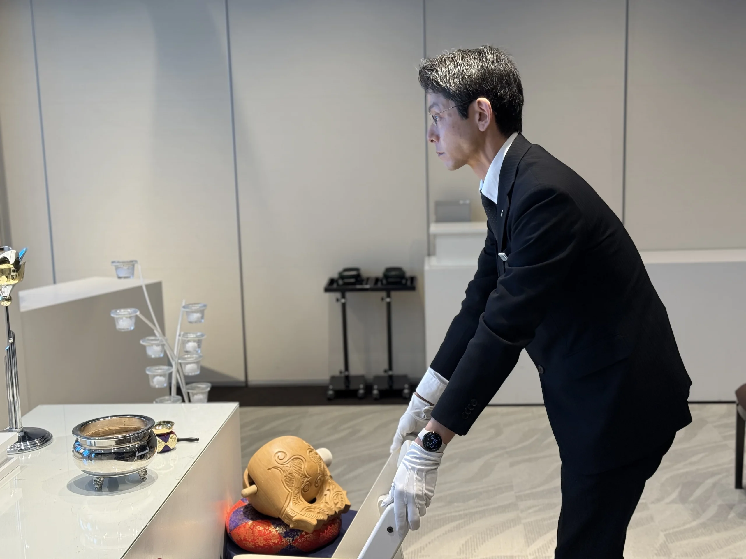 僧侶の椅子を整える三井伸一さん